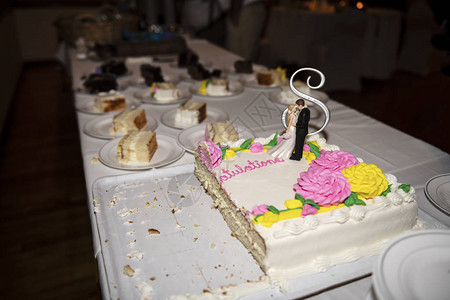 一块装饰好的结婚蛋糕图片