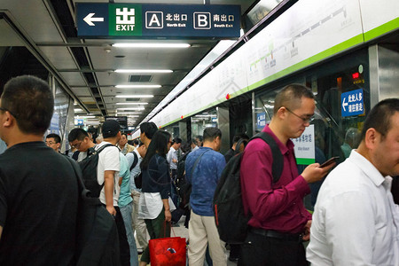 排队等待进入首都北京地铁站火车背景图片