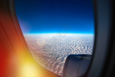 在云层之上飞行飞机上的鸟瞰图图片
