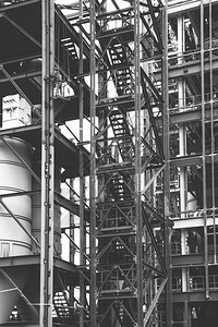 黑白相片金属结构安装高度的工业者黑色和白色相片图片