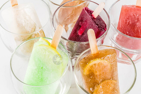 夏季派对美食创意冰冻酒精鸡尾酒冰棒普罗赛克伏特加酸橙莫吉托香槟贝里尼玛格丽塔内格罗尼等白色大理石图片