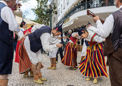 在葡萄牙马德拉岛富查尔的阿维尼达阿里亚加举行民间音乐图片
