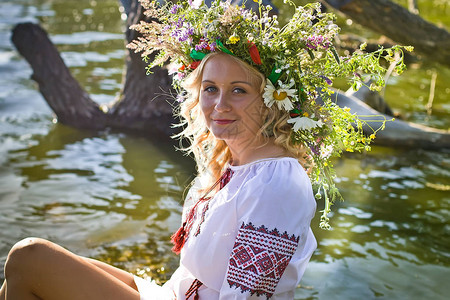穿着乌克兰刺绣衬衫和野花圈的美少女图片