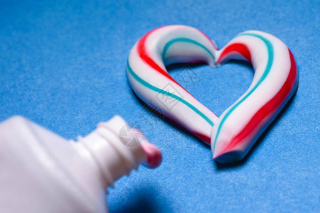 健康牙齿口腔卫生管子上涂有色牙膏心脏面图片