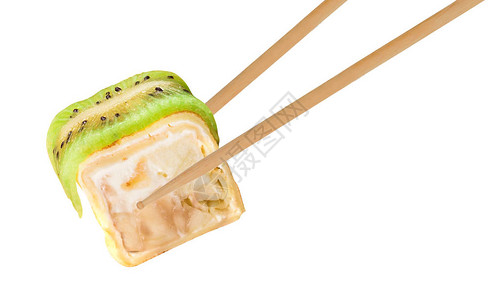 拿着寿司卷的筷子特写图片