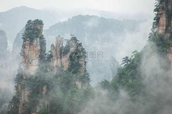 湖南省河谷高原的巨石柱山峰位于湖图片