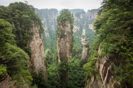 湖南省河谷高原的巨石柱山峰位于湖图片