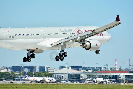 A7AEJ卡塔尔航空公司航空客车A330302飞机刚降背景图片