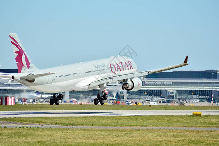 A7AEJ卡塔尔航空公司航空客车A330302飞机刚降背景图片