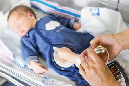 对新生儿婴使用oxy计检查医院的氧气水平图片