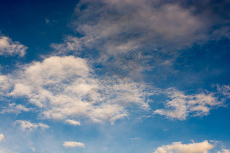 白云在蓝天背景中图片