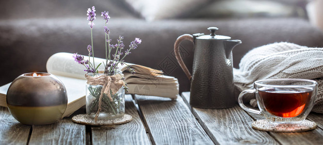 在客厅里喝杯茶喝水壶和木制桌子上的书舒适的理念图片
