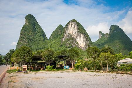 桂林阳朔县夏季阳光明媚的风景美丽的喀斯特山脉的景色在蓝天背景下令人惊图片