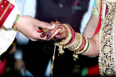印度新娘和新郎在一次印度教徒的婚礼图片