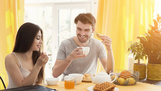 快乐的一对情侣一起共度清晨零花钱的男人和女人爱吃早图片