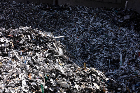 回收铸造废料场中的铝型材和废料图片