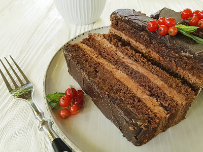 巧克力蛋糕红卷饼图片