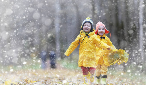 蹒跚学步的孩子们在秋天的公园里散步秋林初霜雪孩子们在公园背景图片