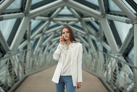 背景图,明亮背景-背景图,明亮摄影图片-美丽的年轻金发女郎在舒适的