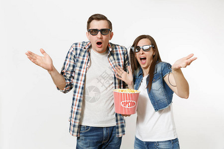 女人和男人戴着3D眼镜看电影约会图片