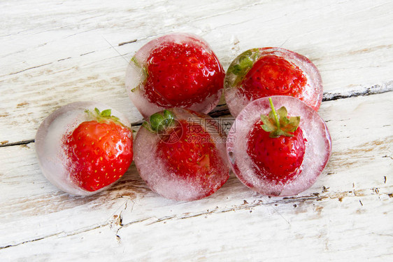 冰块配冷冻草莓图片