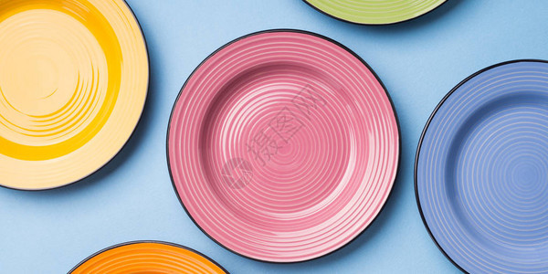 五颜六色的陶瓷餐具平躺餐具套装概念图片