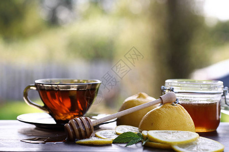 香喷的新鲜蜂蜜配上一杯红茶图片