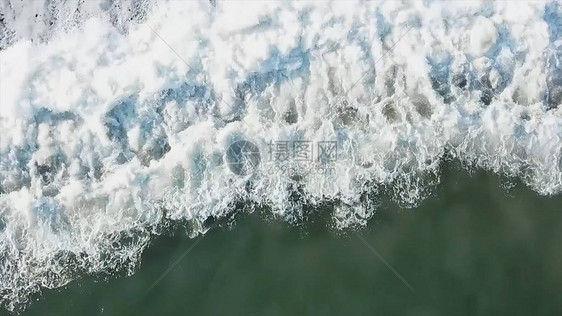 海浪的顶视图海浪和游轮的泡沫海洋中美丽波浪的纹理海水光滑的表面图片