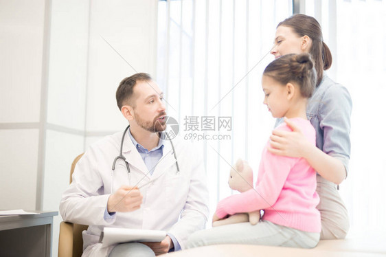年轻医生在诊所为小病人提供配有处方图片