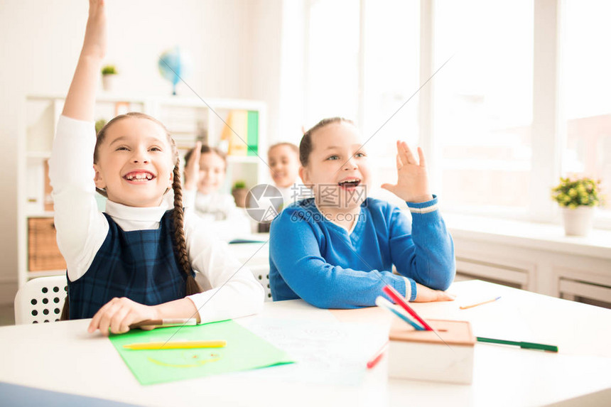 孩子们在小学上课时举手高清图片下载-正版图片505295801-摄图网