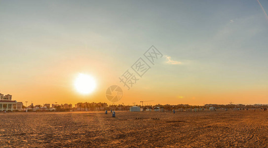 马尔瓦罗斯海滩的日落时间明亮在西图片