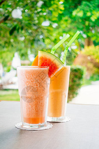 西瓜水果和木瓜果汁以玻璃为饮料图片