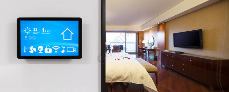 智能屏幕在现代客厅的墙壁上安装智能图片