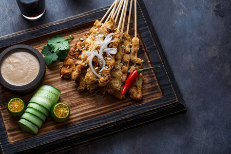 鸡肉沙爹或沙爹Ayam马来西亚著名食品是一道经过调味串烧和烤制而成的菜肴图片