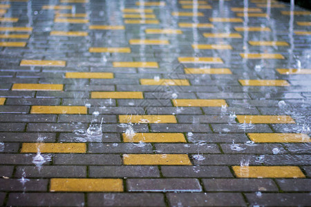 城市下雨天湿铺地砖雨水飞溅图片