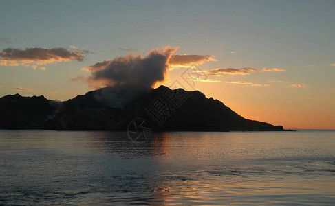 烟雾的火山岛在日落前被抛光图片