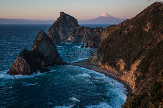 冬季的仙岩门富士山和日本海图片