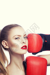 白色背景的红嘴唇化妆和拳击球场图片