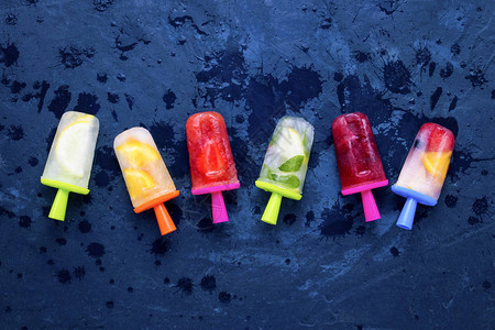 自制的鲜嫩果糖冰棒图片
