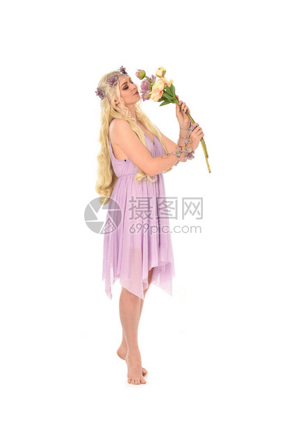 穿着紫色仙女服的金发女孩全长肖像站立姿势孤立在白色图片