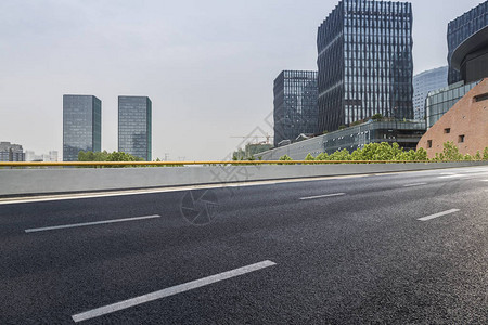 上海世纪公园全景天线和现代商业办公大楼有空路空背景