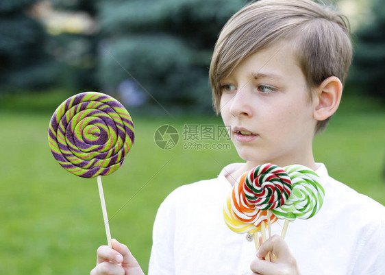 男孩有甜的糖果在罗图片