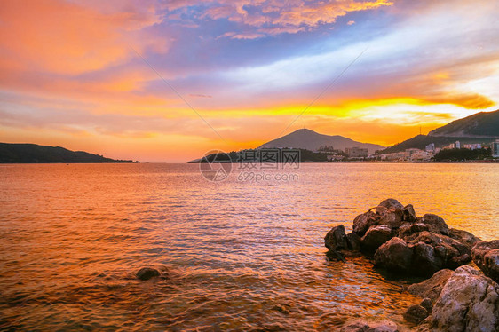 黑山布德瓦市附近亚得里亚海的多彩日落美丽的海图片