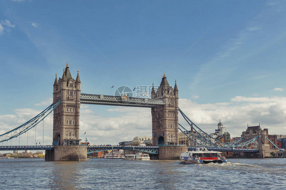 一座结合了启闭和吊桥的双塔穿过泰晤士河图片