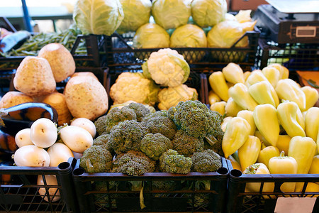 在户外当地农贸市场出售的新鲜有机蔬菜和水果健康图片
