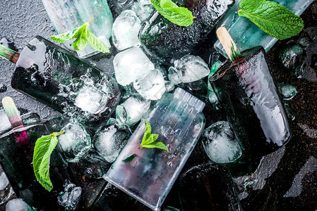 时尚食品亚洲素食甜点带藻螺旋藻的自制冰淇淋冰棒薄荷冰块深色生锈图片