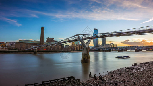伦敦英格兰千年大桥日落美丽图片