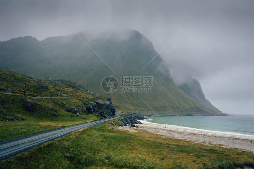 挪威沿海岸线和高山的景象路段图片