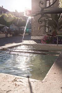 古老的布拉斯罗河水喷泉在阳光日时水罐图片