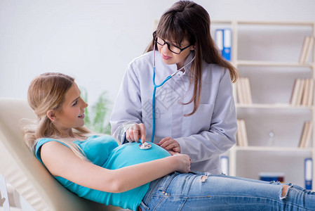 定期怀孕检查的孕妇图片